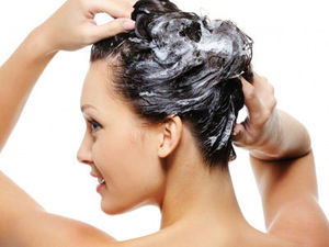 Измиването на косата с гореща вода има пагубно действие 
