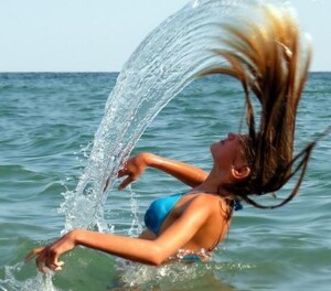 Морската вода е много полезна за мазната коса