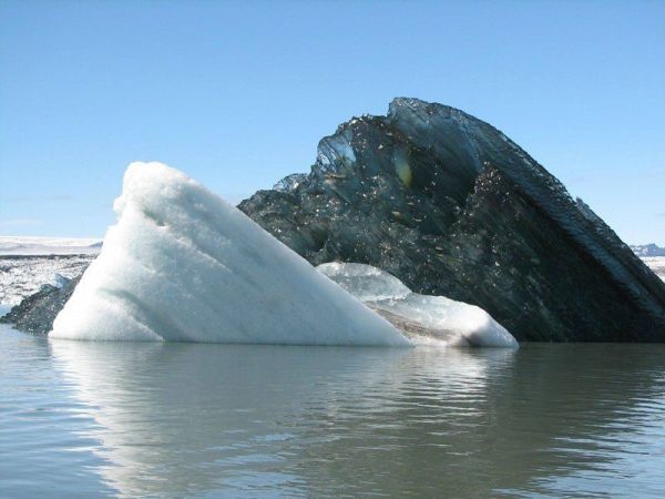 Черен айсберг в Аляска