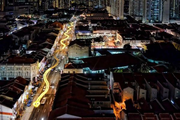 Улица в Сингапур - огромен змей от фенери