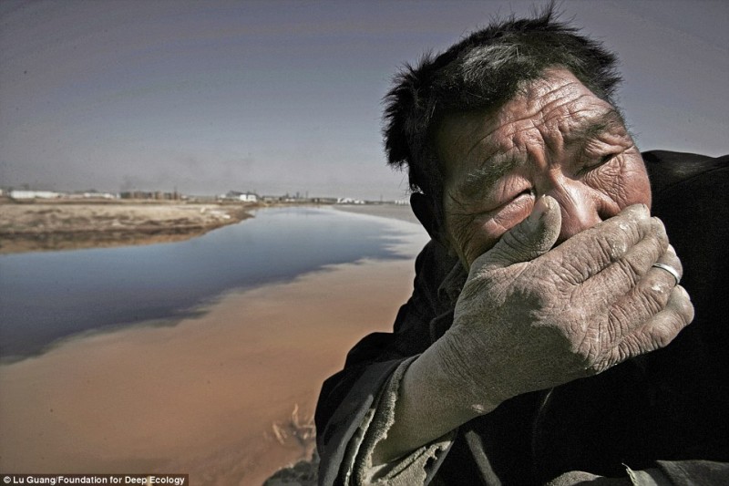 A simple herd farmer cannot withstand the stink of the Yellow River in Inner Mongolia.