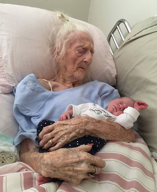 Rosa Camfield, 101 г, се среща за първи път с двуседмичната си правнучка Kaylee