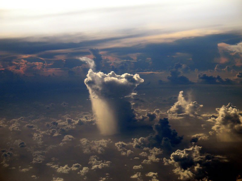 Самотен дъждовен облак някъде в Тихия океан