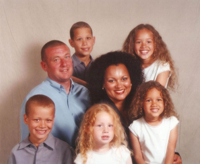 Семейна снимка с бащата Винс, майката Дона и всичките  деца на семейството