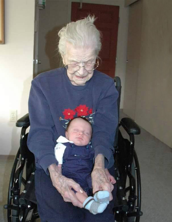 Тя вдъхновява и другите баби да пускат своите снимки с внучетата си със стогодишна разлика