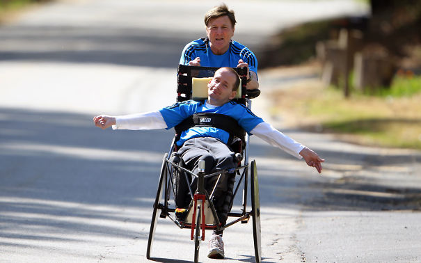 Баща и син, които участват заедно в различни спортни събития, защото момчето е в инвалидна количка. Те участват включително и в маратони!