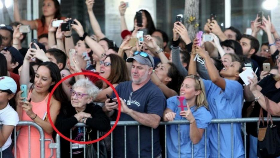 Възрастна жена съзерцава Джони Деп при пристигането му на филмова премиера.