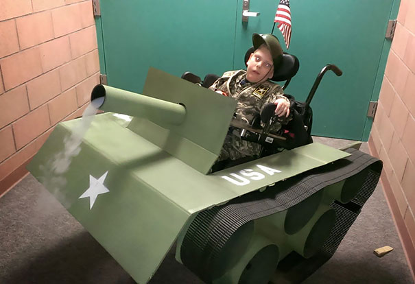 Вторият баща на това симпатично дете превръща инвалидната му количка в танк, за да може детето да се включи в празника за Хелоуин