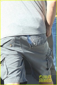 leonardo-dicaprio-steps-out-with-a-big-rip-in-his-shorts-02