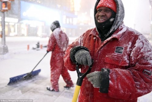 И работниците от снегопочистващите фирми в Ню Йорк се забавляваха.