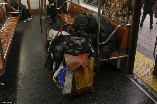 Скитник се е скрил в метрото на по-топло.