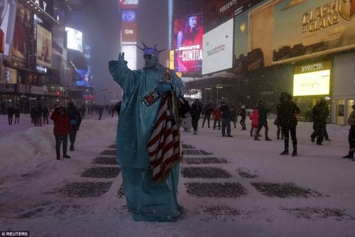 Други се радваха на снега в Ню Йорк. 