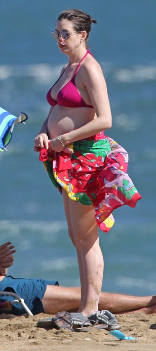 *PREMIUM EXCLUSIVE RATES APPLY* *NO WEB UNTIL 8.30AM PST, JANUARY 5. NO NY PAPERS** A pregnant Anne Hathaway soaks up some sun on the beach while SPENDING CHRISTMAS AND NEW YEAR in Hawaii. Shot on Dec 27