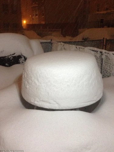Една маса открит в Бронкс показа как постоянно сняг е паднал в цялата районите Manhattan събота