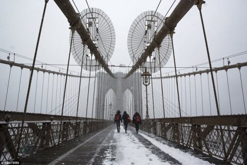Бруклинския мост в Манхатън, след обявяването на извънредно положение в Ню Йорк