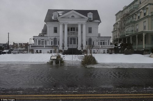 Кварталът Ню Джърси в Ню Йорк в събота беше наводнен, в следствие на обилните снеговалежи и силната буря.