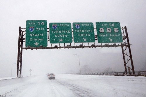 Превозно средство, дискове на разширението на I-78 на магистралата на Ню Джърси през снежна буря в събота в Нюарк, Ню Джърси