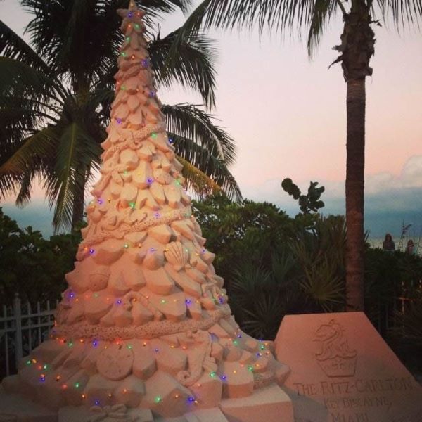 Ritz-Carlton_Key_Biscayne_Christmas_tree_sand