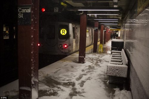 Сняг се вижда на една пейка и на перона на метростанция Canal улица в Долен Манхатън, Ню Йорк, в събота