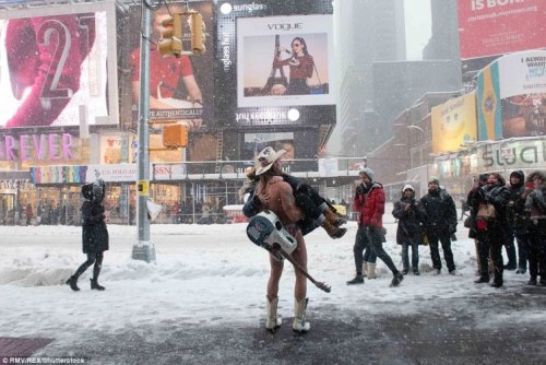 Условията на виелица на първата снежна буря на сезона не спират Naked Каубоят от развлекателни туристи в Times Square събота