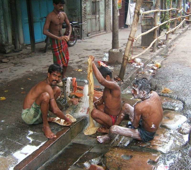 Къпане и пране с вода от кран на улицата