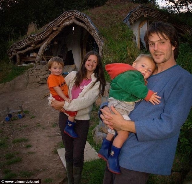 Това е Саймън и семейството му, пред вече завършената хобит къща.