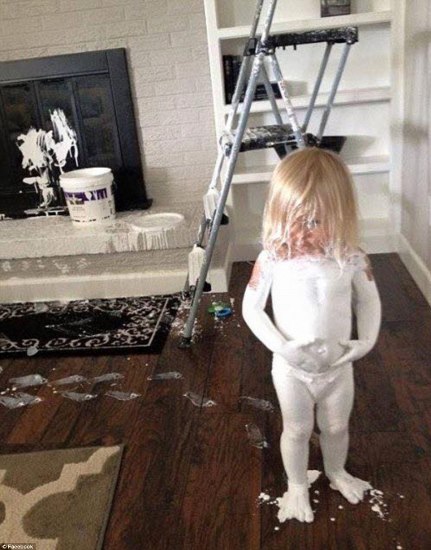3203442700000578-3483248-Going_as_a_ghost_for_Halloween_This_little_girl_decided_to_cover-m-52_1457528116157
