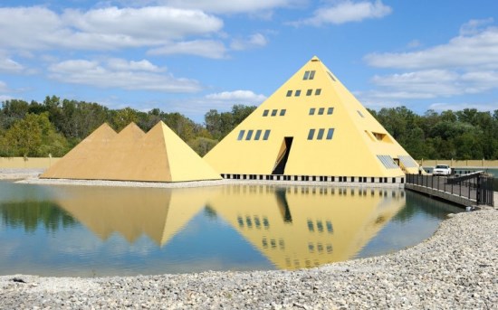 Къща златна пирамида