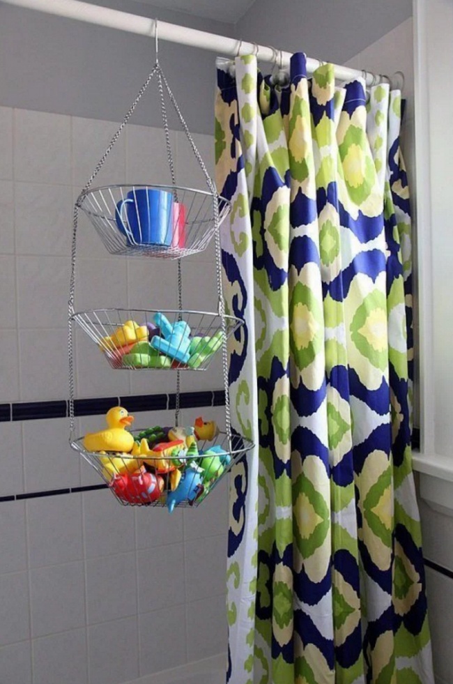 Корниза на завесата в банята може да послужи и като стойка за тоалетните принадлежности.