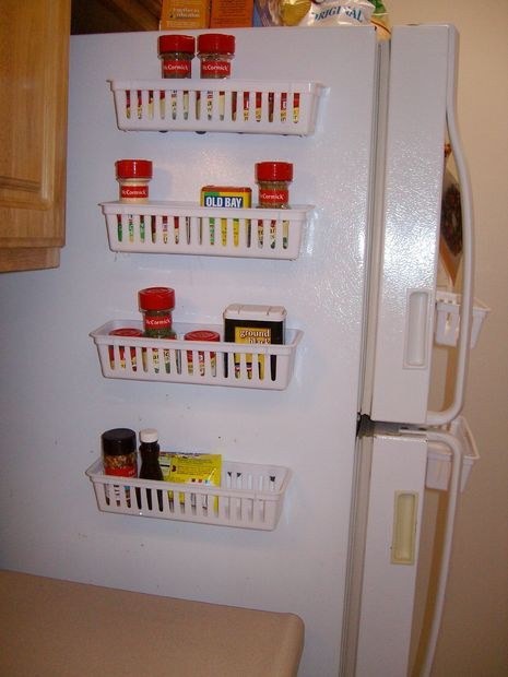 Може да използвате страничната част на хладилника, за да подредите подправките си на една ръка разстояние.