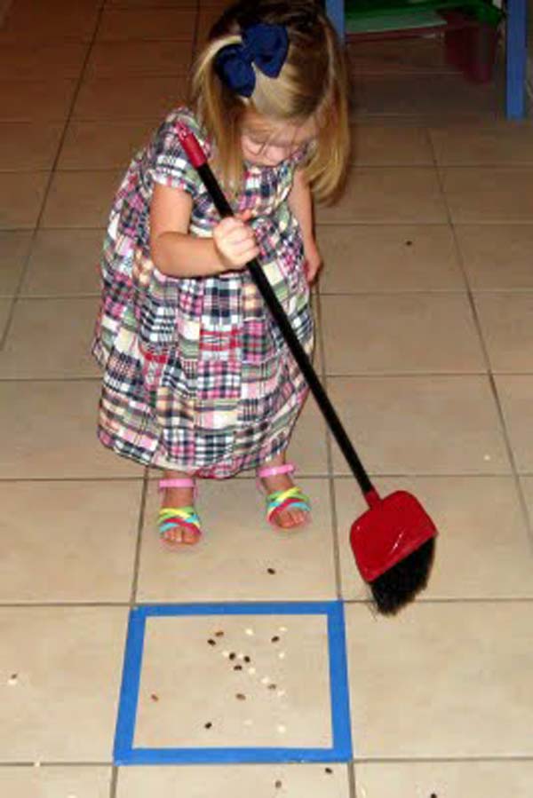Накарайте детето да ви помага с чистенето, като го превърнете в забавна игра.