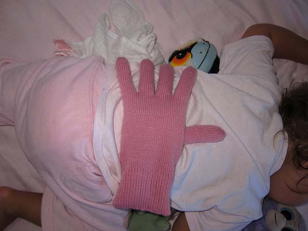 Напълнете една ръкавица в бобчета, за да тежи и да я използвате като спасителен заместител на ръката ви, когато бебето заспи.