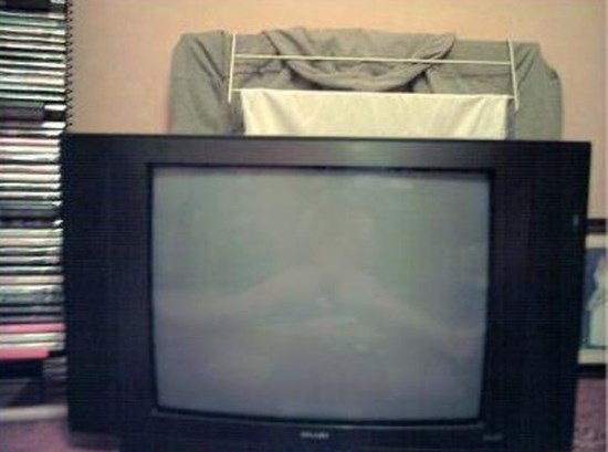 Секси девойка на екрана на телевизора