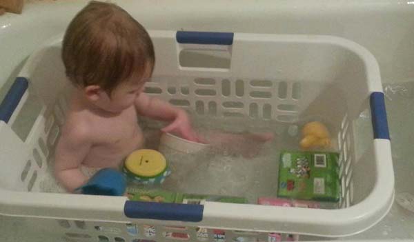 Сложете бебето и играчките в кош за пране във ваната - така играчките не се разпиляват и детето не може да се подхлъзне.