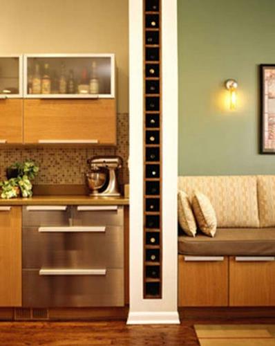 Използвайте кухото пространство в стената между две стаи, за да направите етажерки за вино