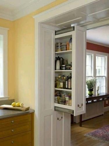 Използвайте кухото пространство в стената между две стаи, за да направите шкаф за кухненските принадлежности