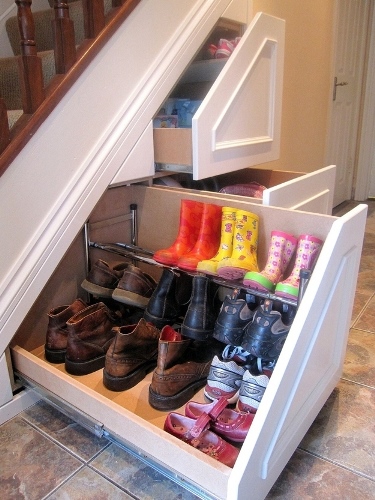 Пространството под стълбите е идеално за шкаф за обувки