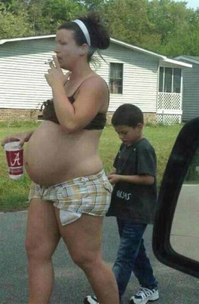 Worst-Parents-Pregnant-smoking