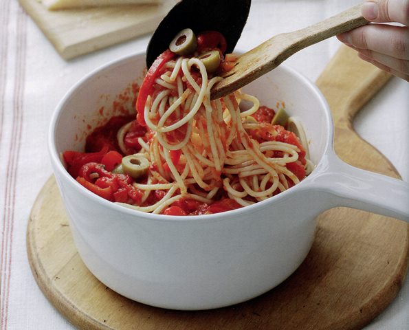 Спагети с пикантен сос