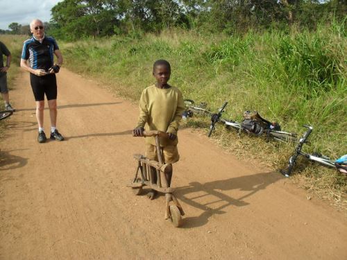 Танзания - малко момченце гордо показва велосипеда си
