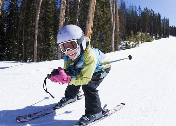 Детето кара ски